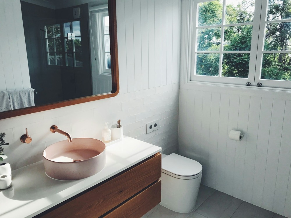 Murs de salle de bain : quelles alternatives au carrelage ?